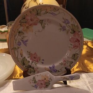 Andrea by Sadek Cake plate with server